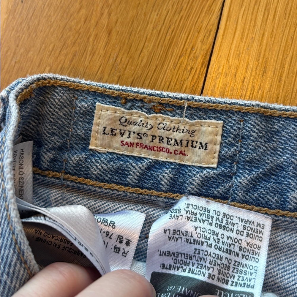 Levi’s Premium 501 Shorts Light Wash Cutoff Denim Size 30 - Picture 4 of 6